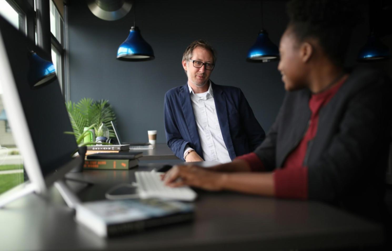 Espace de travail organisé pour l'apprentissage financier à distance